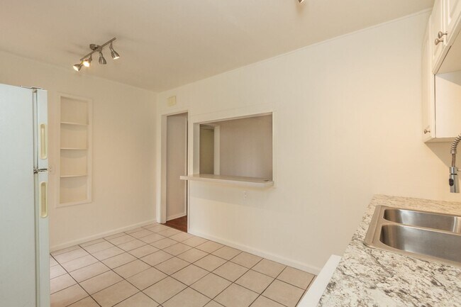 Building Photo - Charming 2 bed /1 Bath Duplex in Pacific Beach 8 Blocks From the Ocean!