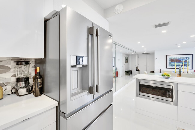 Building Photo - 5600 N Flagler Dr