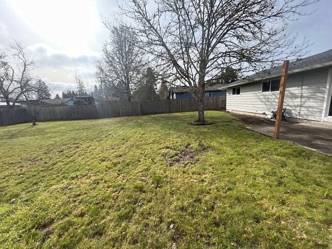 Building Photo - Beautiful 3 Bedroom 1 1/2 Bath with Huge Fenced Backyard! Tour Today!
