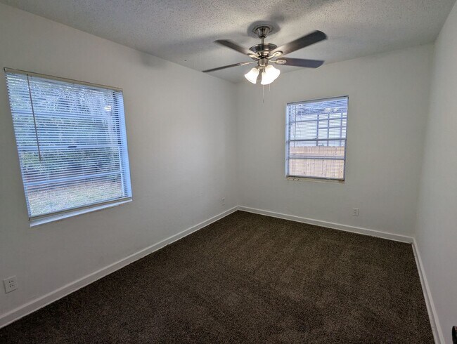 Building Photo - AVAILABLE NOW on this 18mo Lease Price - Great 3/1 located on the Westside and close to shopping,...