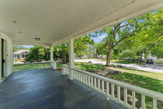 Building Photo - Welcome home to this stunning, light-filled rental that truly has it all! Featuring huge living s...