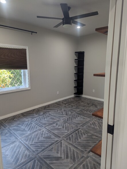 Building Photo - 3115 Hollycrest Dr