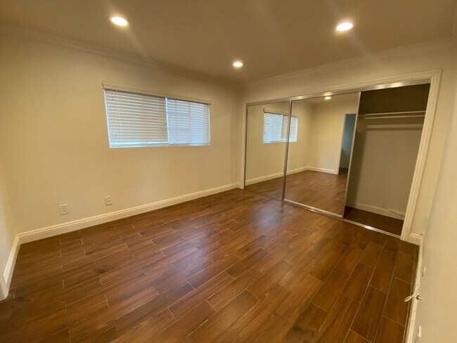 Building Photo - Luxury One Bedroom Apartment in La Jolla Village! Shared Garage Parking! AC! Washer & Dryer!