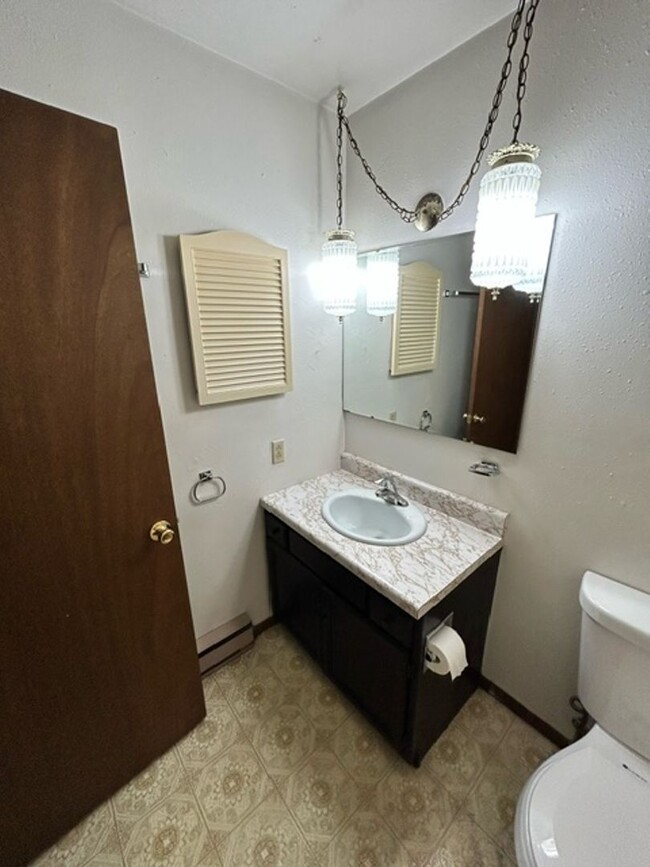 Building Photo - 2 Bedroom 1 Bathroom Centrally Located -MO...