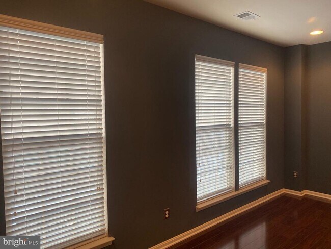 Building Photo - 8049 Crescent Park Dr