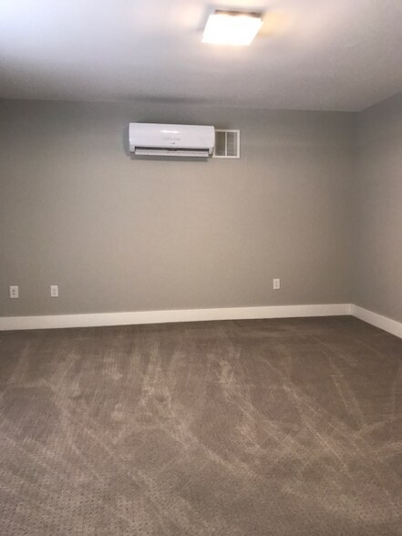 Building Photo - 868 1/2 S Main St