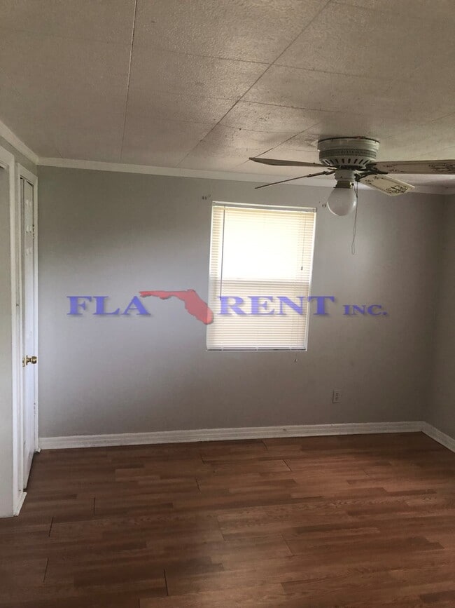 Building Photo - *** APPLICATION PENDING.  DO NOT APPLY! *** Recently Renovated 1/1 Cozy cottage with water includ...