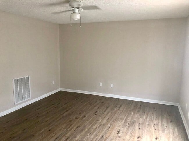 Building Photo - King George 3 Bedroom Townhouse