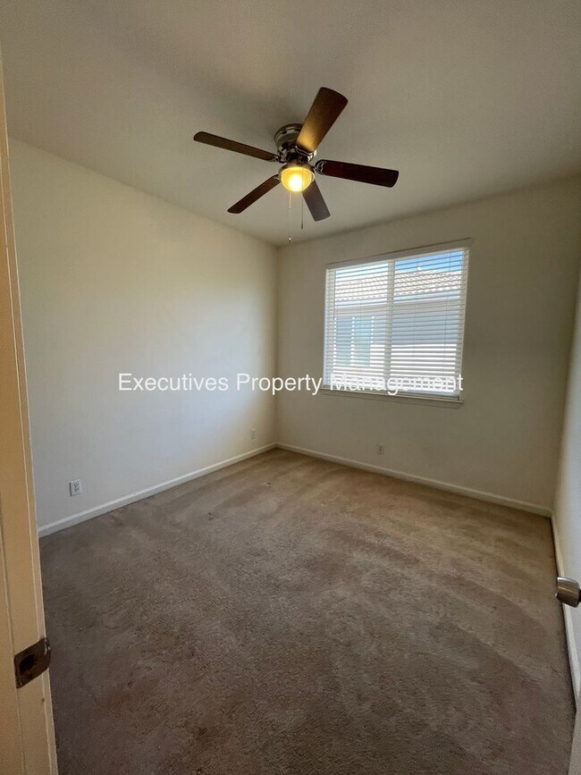 Building Photo - 733 Round Hill Dr
