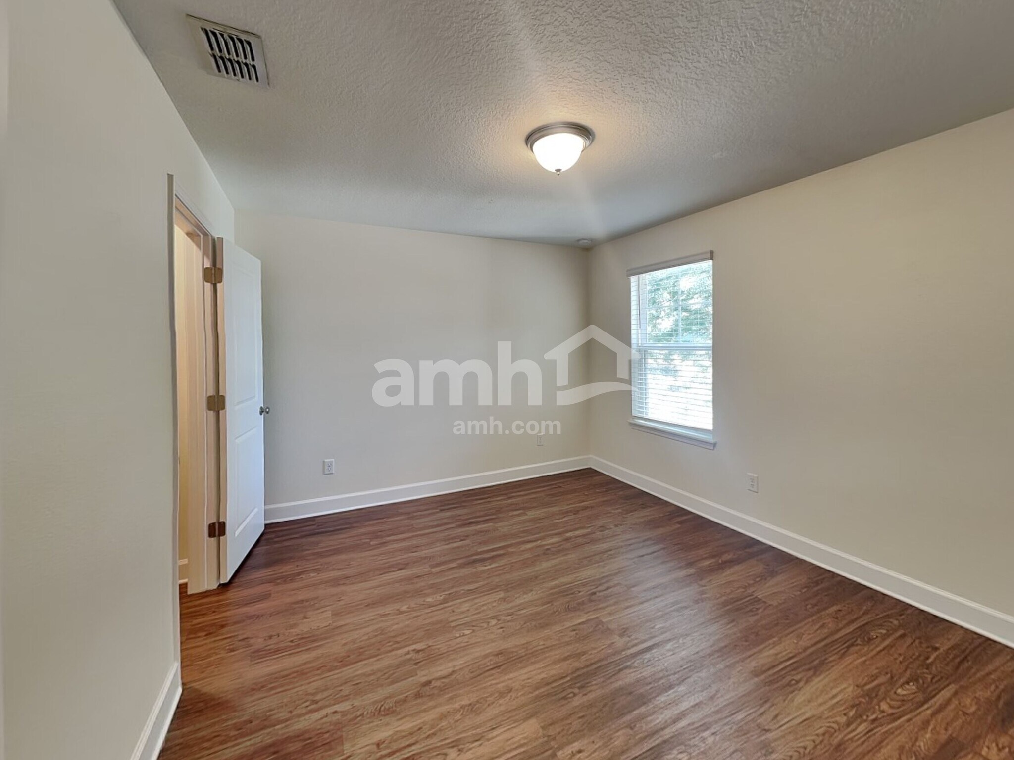 Building Photo - 3371 Roundabout Dr