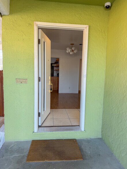 Building Photo - 925 Park Paseo