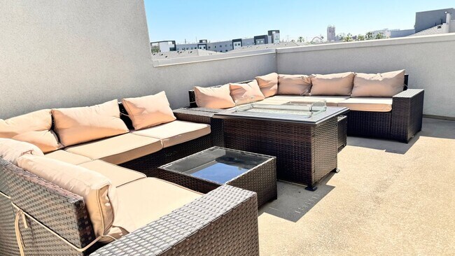 Building Photo - 1307 W Cara Dr