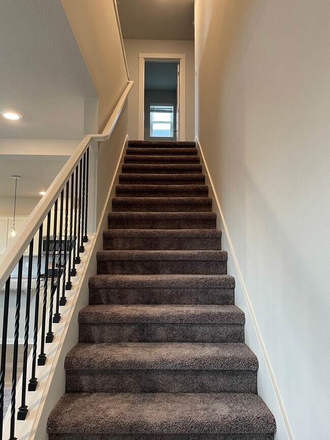 Building Photo - Lovely 4 Bed 2.5 Bath Home! Located near t...