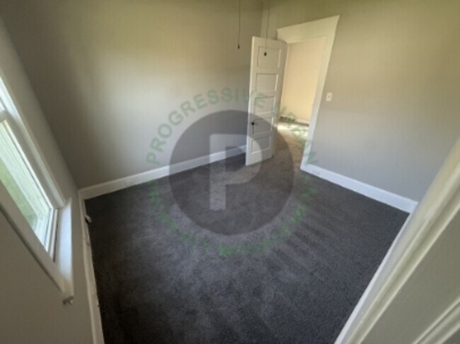 Building Photo - 10303 Sophia Ave