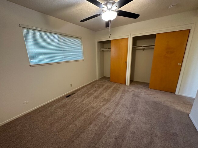 Building Photo - 3 Bedroom 2 Bathroom Duplex in Greenhaven