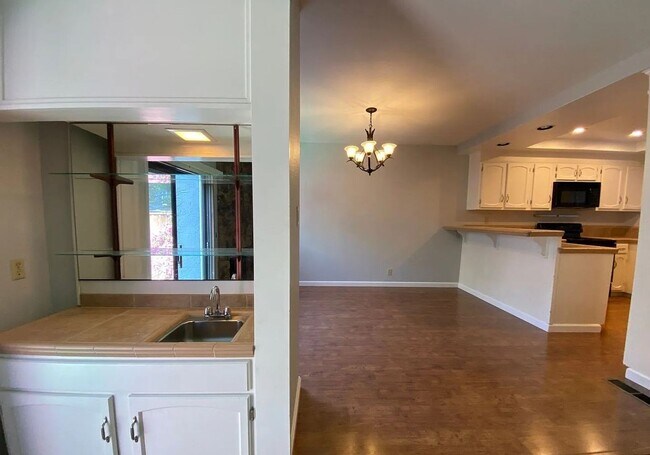 Building Photo - CAMPBELL - Spacious townhome with central ...