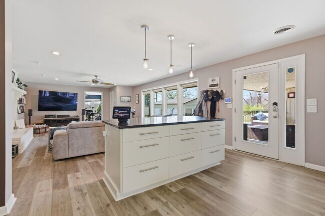 Building Photo - Charming 3-Bed Oasis with Scenic Waterfront Views and Pool 15 minutes from Downtown Nashville