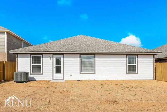 Building Photo - 1605 Maroon Dr