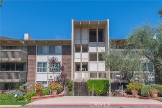 Building Photo - 6542 Ocean Crest Dr