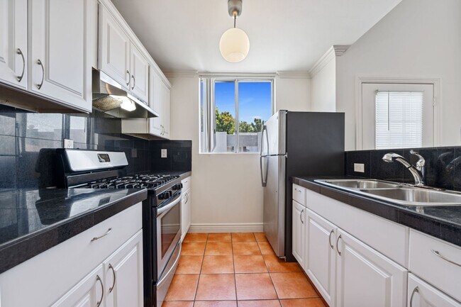 Building Photo - Spacious 2-Bed / 2-Bath Apartment in Prime Hollywood Location