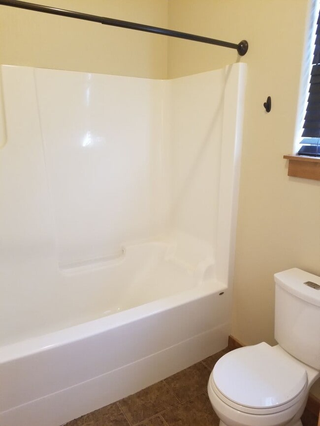 Building Photo - Adorable 2 Bedroom House- Great Location!