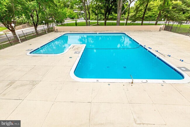Building Photo - 1300 Army Navy Dr