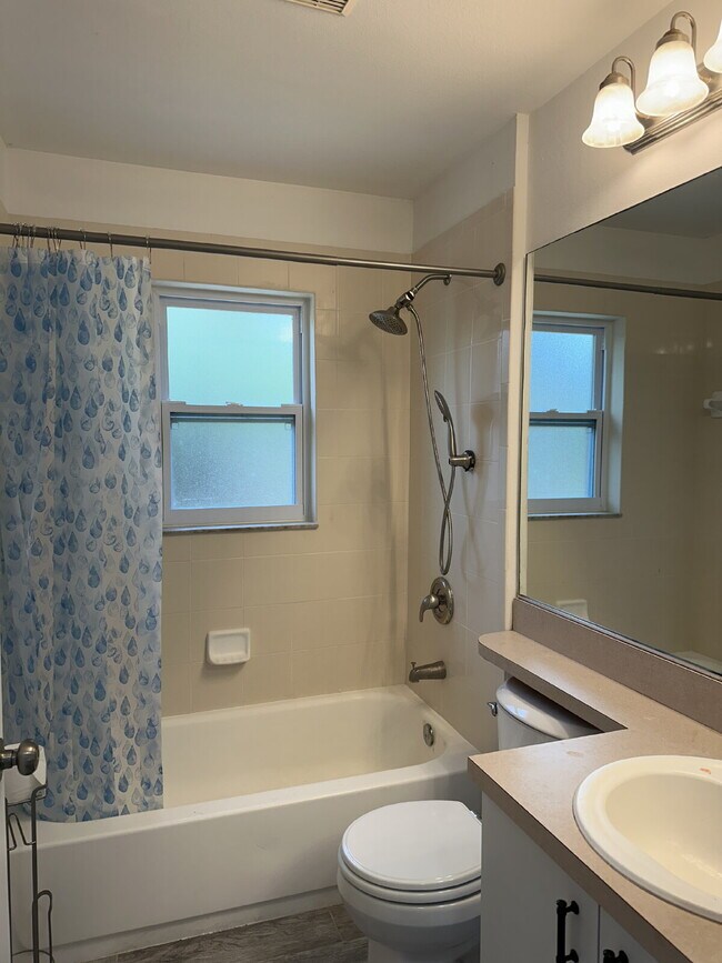 Building Photo - 3-Bedroom Home in Quiet Palm Bay