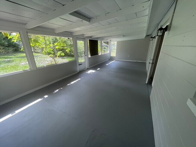 Building Photo - 1500 Wildrose Ln