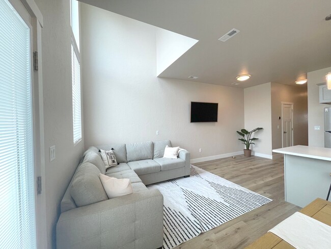 Building Photo - Bright 3br Townhome (New Build)
