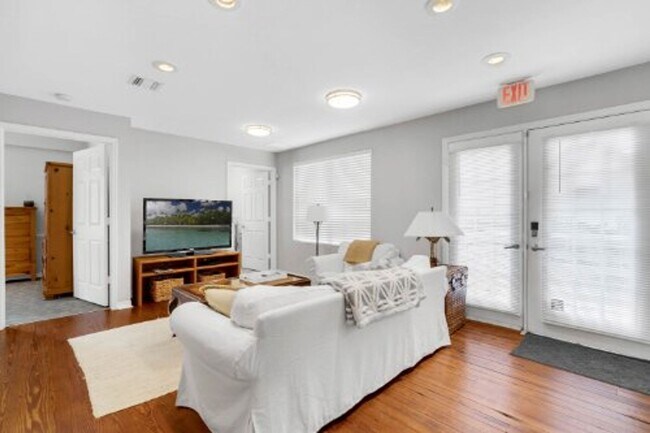 Building Photo - Charming 2-Bedroom Home within 3 miles of ...