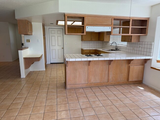 Building Photo - Victorville- Beautiful 3 Bedroom Home in G...