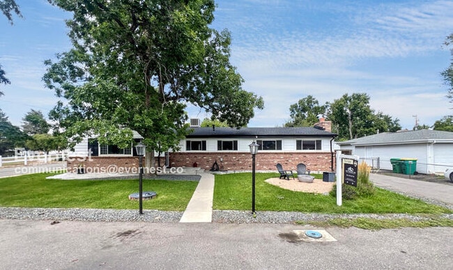 Building Photo - Gorgeous 5-Bedroom Duplex with Fenced Yard...