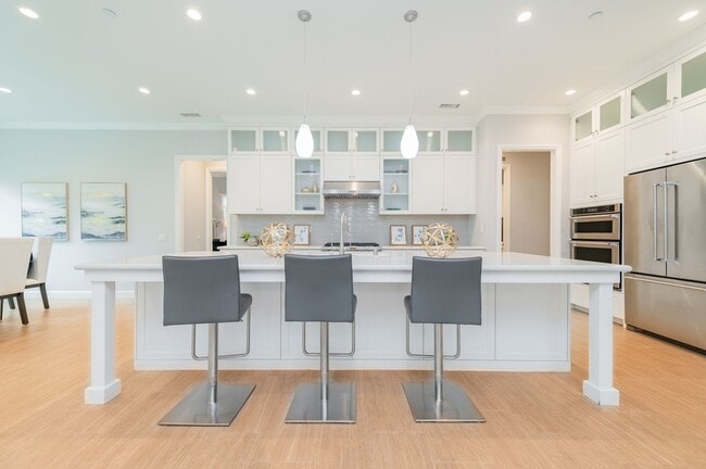 Building Photo - Fully Renovated 2 Bed, 2.5 Bath + Den Single Story Home Available NOW in Eastwood Village in Irvine!