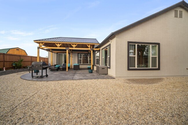 Building Photo - 690 Rose Ln