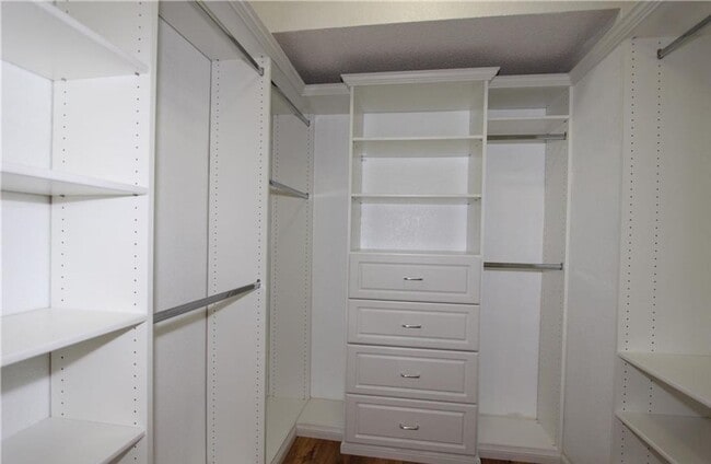 Building Photo - Gorgeous & Open Floor Plan House 4.Bed+3.B...