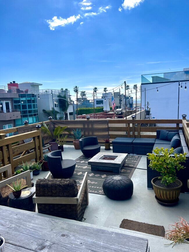 Ocean and Mountain Views - 2Bedroom/2Bath - 33 S Venice Blvd