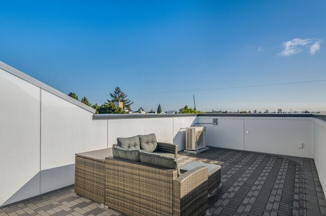 Building Photo - 4205 Evanston Ave N