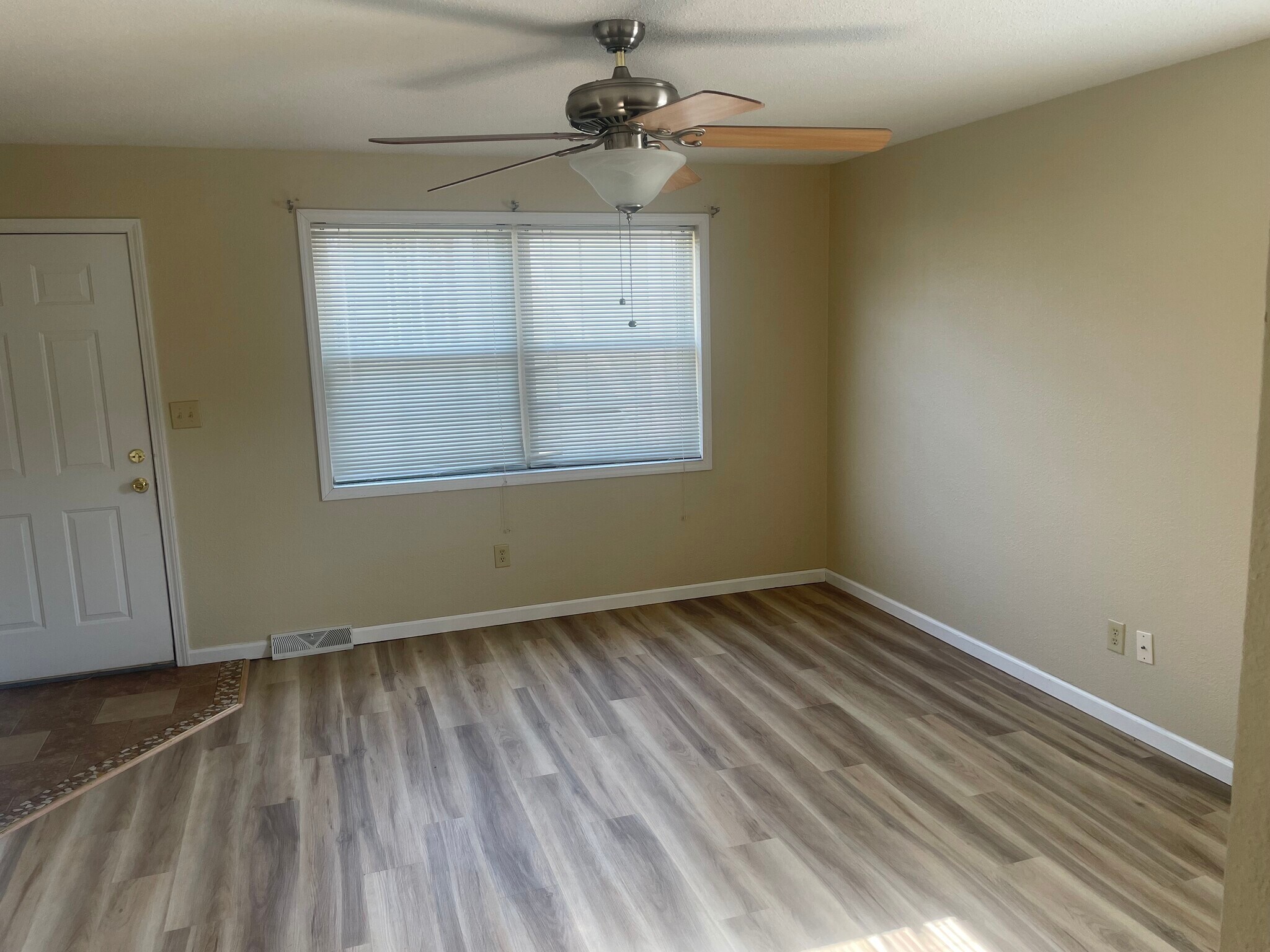 LIVING ROOM AREA - 2816 Independence St