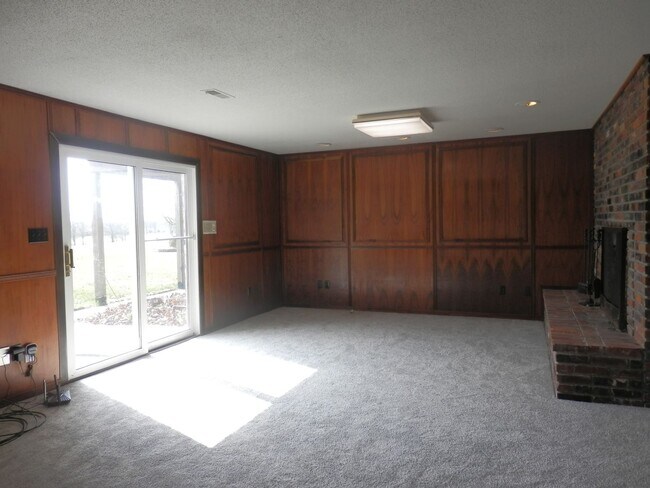 Building Photo - 1510 Woodrail Ave