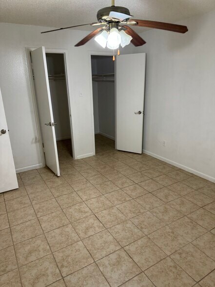 Building Photo - 17401 Red Oak Dr