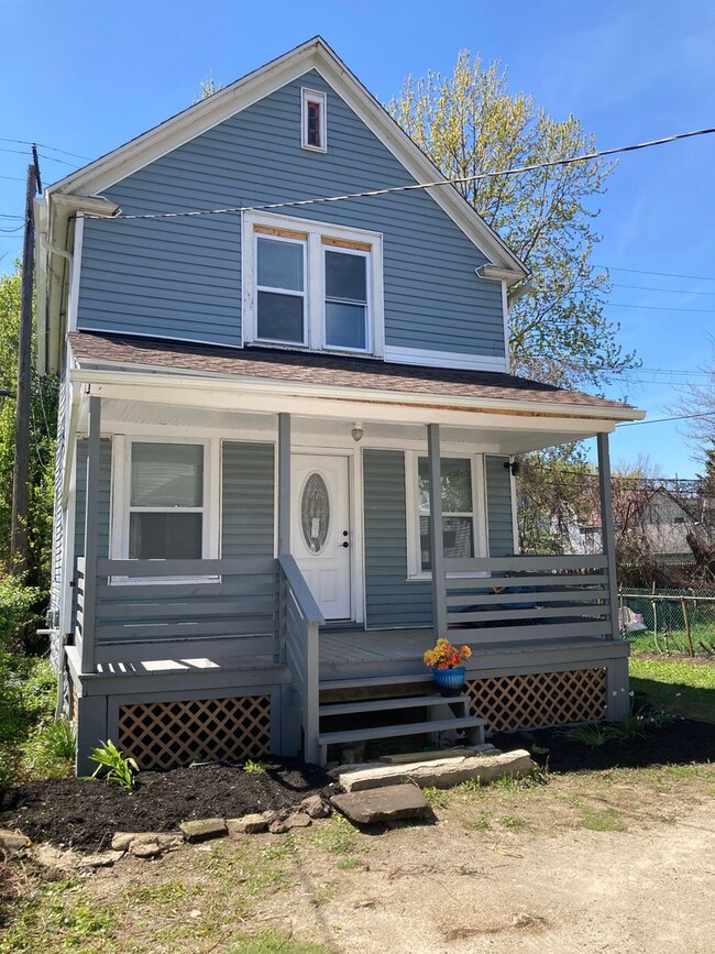 Building Photo - 2 Bedroom  Renovated Century Home Modern S...