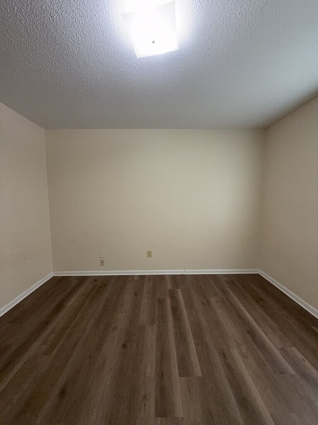 Building Photo - 425 Cedar Crk Dr