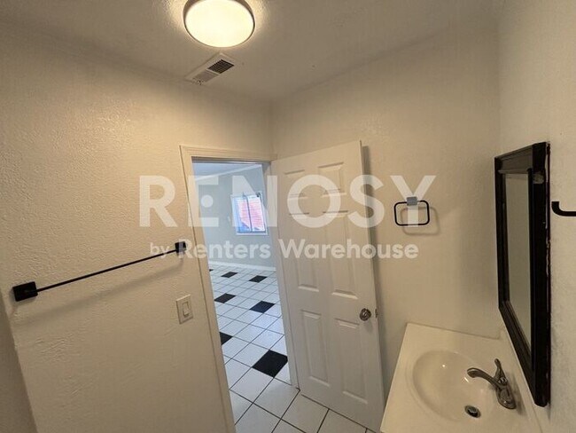 Building Photo - Modern, Solar Energy, 2-Bedroom detached Casita!