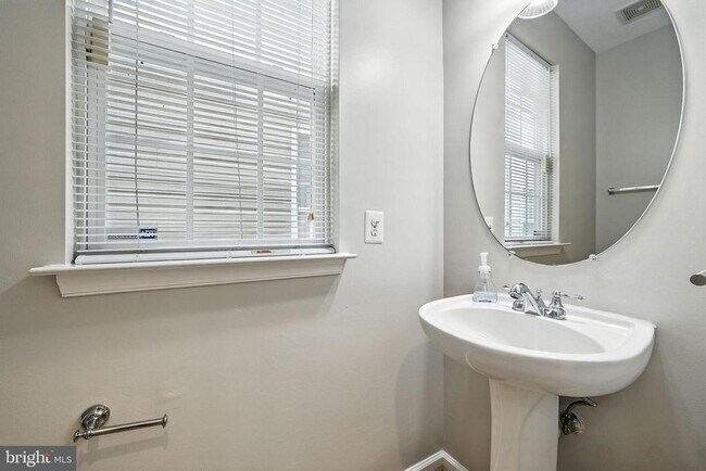 Building Photo - 4705 Manor Dr