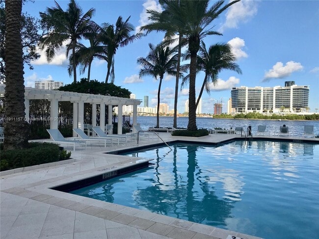 Building Photo - 3235 NE 184th St