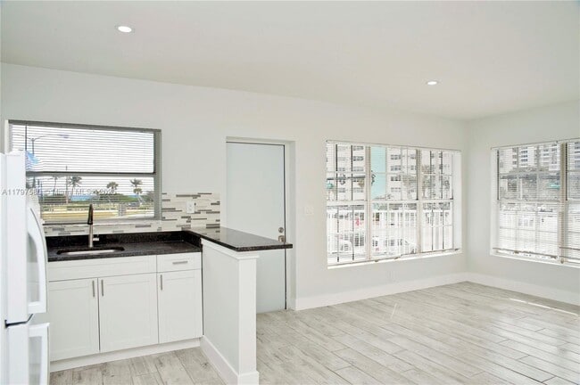 Building Photo - 4105 N Ocean Dr