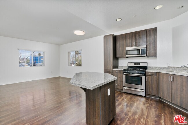 Building Photo - 1408 W Washington Blvd