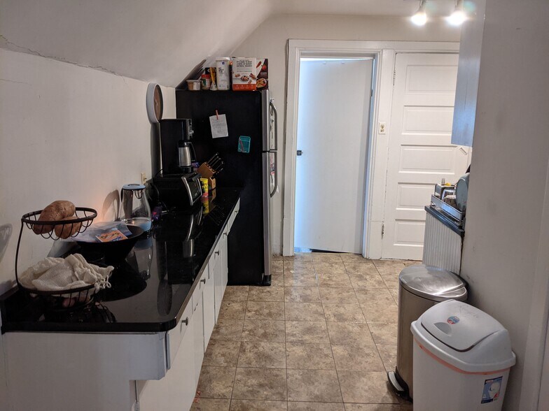 Building Photo - 1121 Leonard Pl