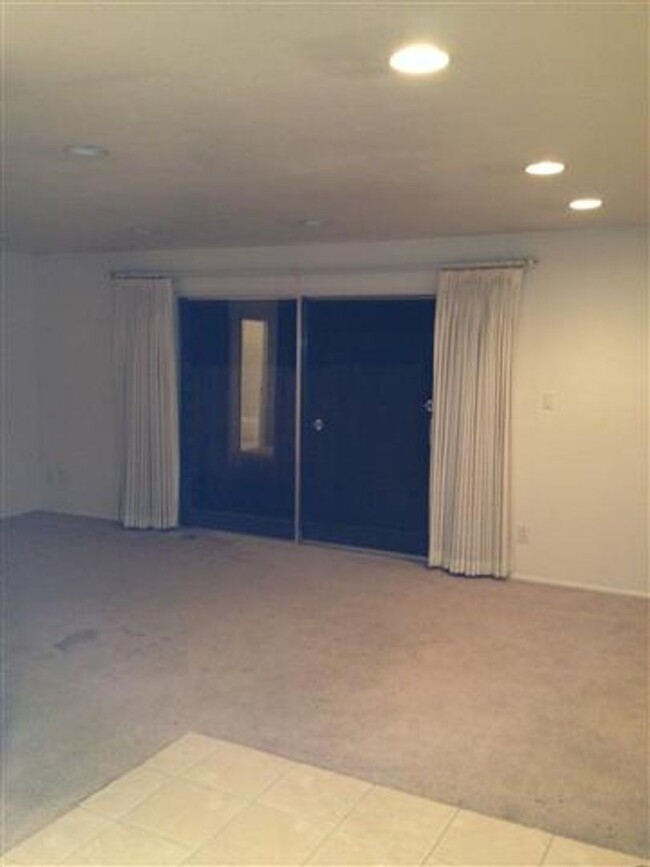 Building Photo - bedroom, 2 bath is just minutes from Midtown!