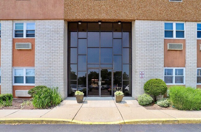 Building Photo - 1111 River Rd